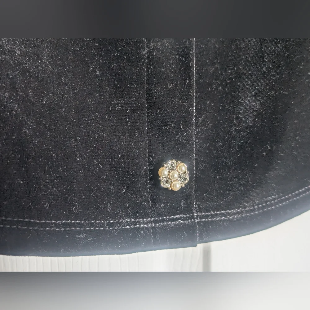 LAST CHANCE Le Chateau Black Velvet Top - Picture 3 of 11